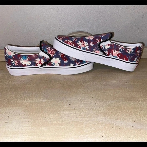 VANS Classic Slip On.
Vans Crew. Floral/Red - Picture 4 of 10